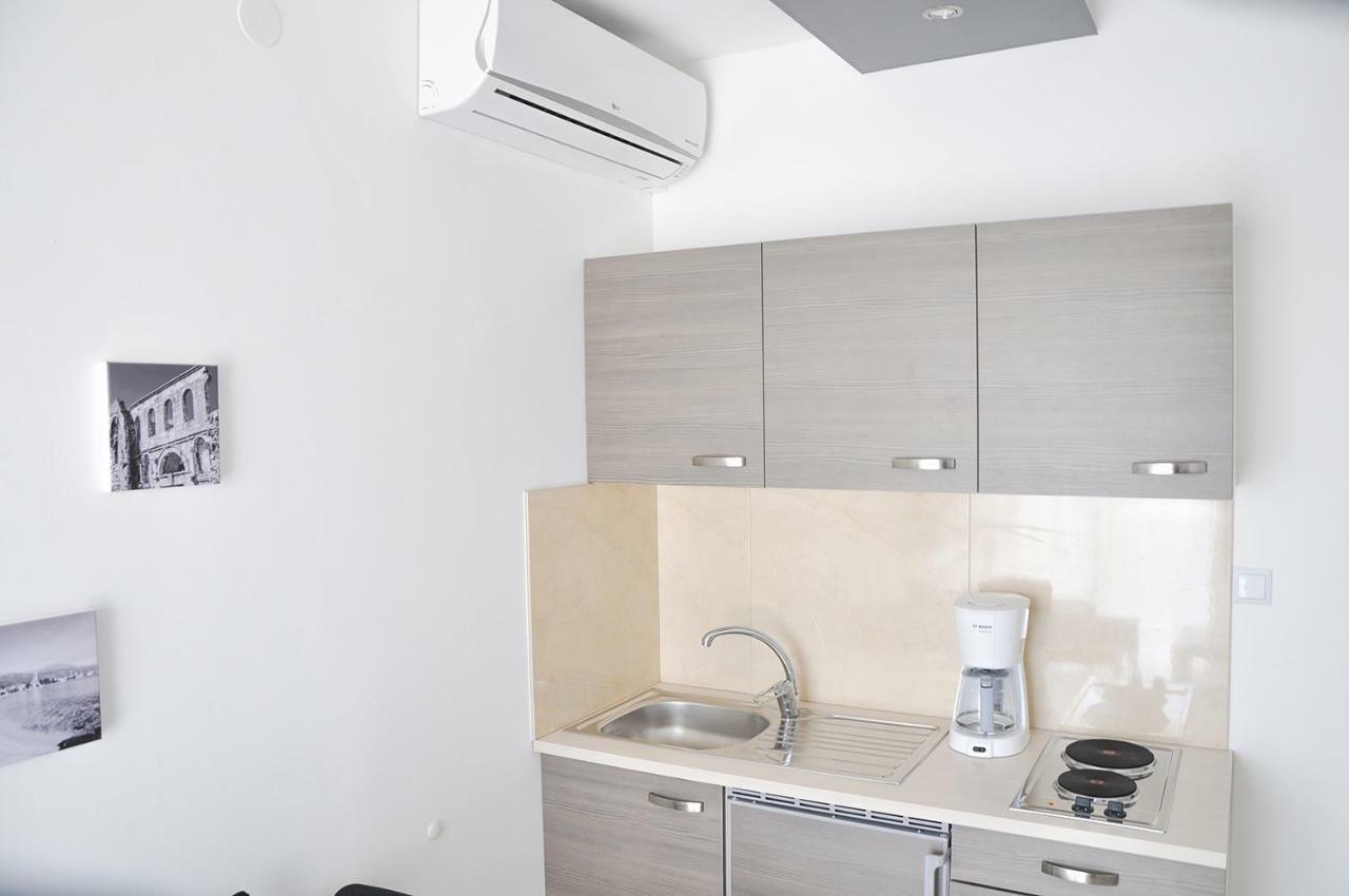 Short Street Apartments Каштела Экстерьер фото